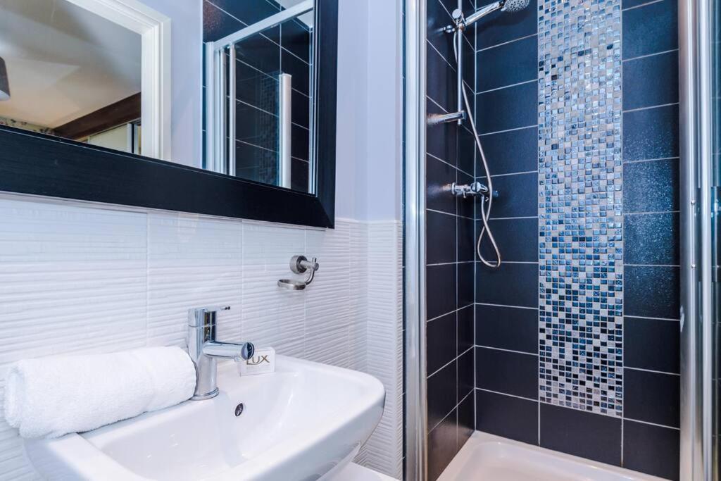 Stylish Townhouse Chester City Centre With Parking Екстериор снимка