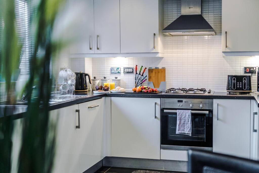Stylish Townhouse Chester City Centre With Parking Екстериор снимка