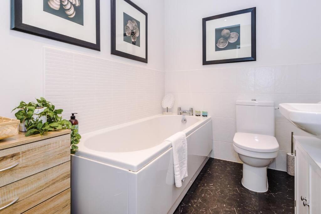 Stylish Townhouse Chester City Centre With Parking Екстериор снимка