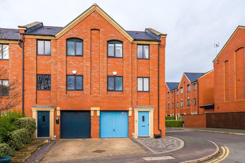 Stylish Townhouse Chester City Centre With Parking Екстериор снимка