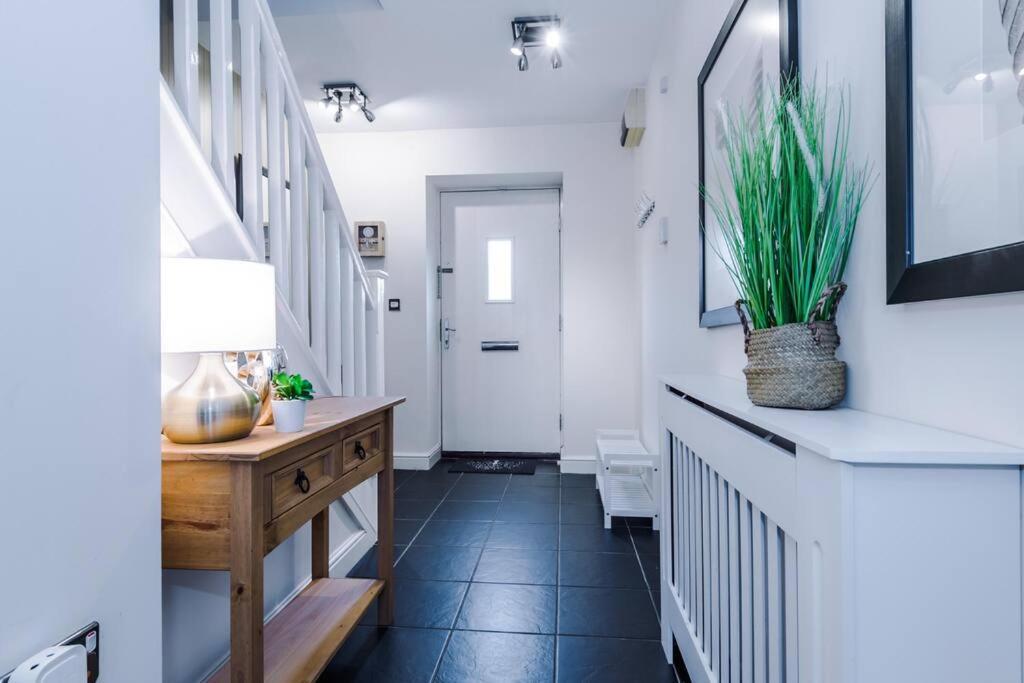 Stylish Townhouse Chester City Centre With Parking Екстериор снимка