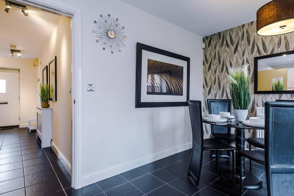 Stylish Townhouse Chester City Centre With Parking Екстериор снимка