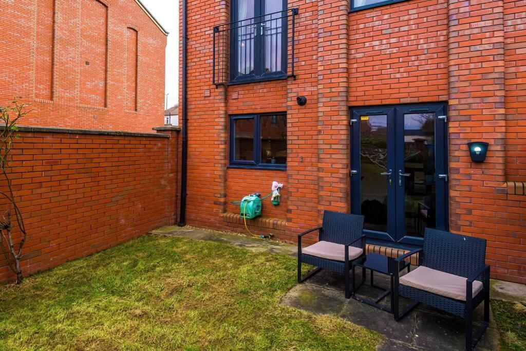 Stylish Townhouse Chester City Centre With Parking Екстериор снимка