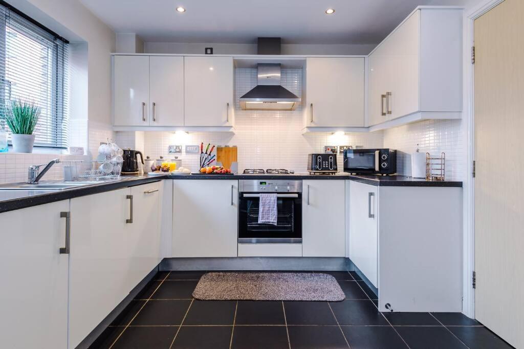 Stylish Townhouse Chester City Centre With Parking Екстериор снимка