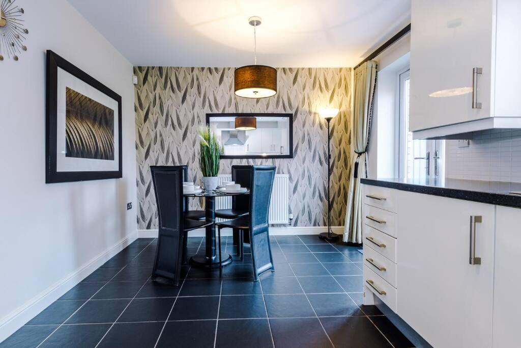 Stylish Townhouse Chester City Centre With Parking Екстериор снимка