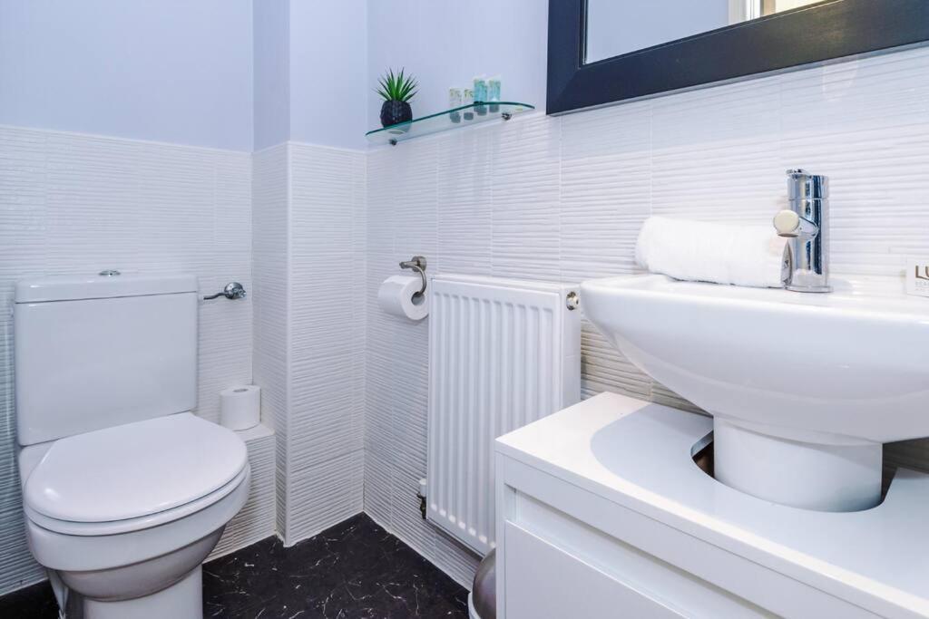 Stylish Townhouse Chester City Centre With Parking Екстериор снимка