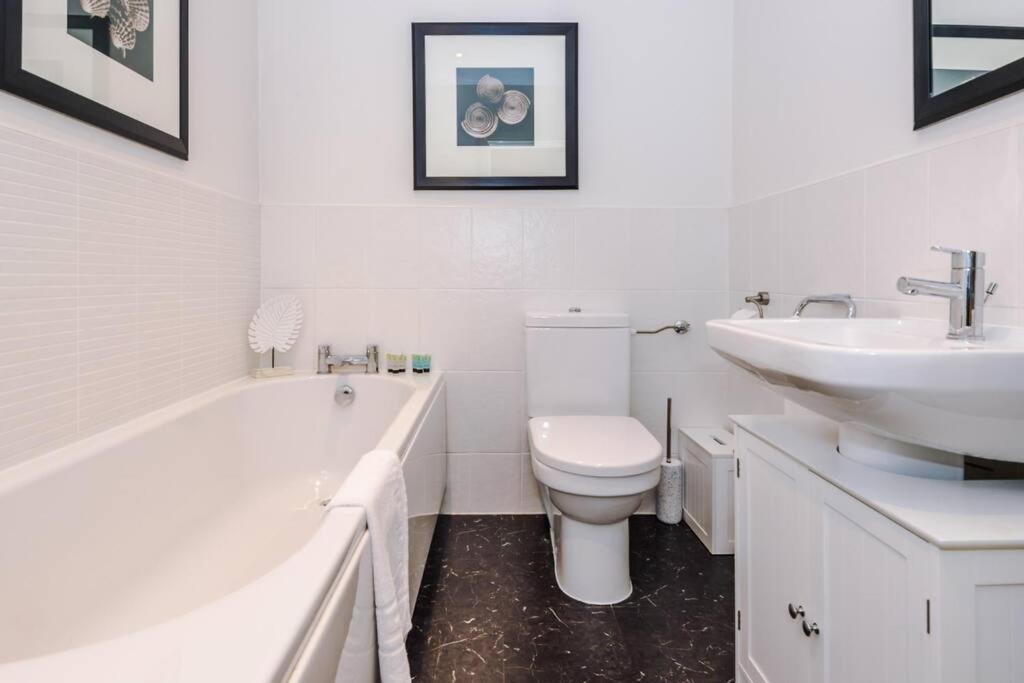 Stylish Townhouse Chester City Centre With Parking Екстериор снимка